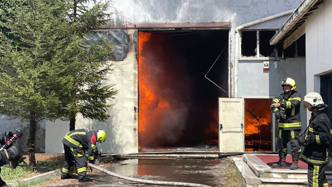 Kayseri'de sünger fabrikasında büyük yangın: Bir saatte kontrol altına alındı 17